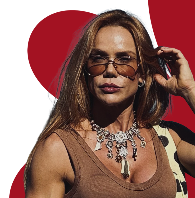 Carla Lemos de regata marrom, colar prateado e óculos aviador