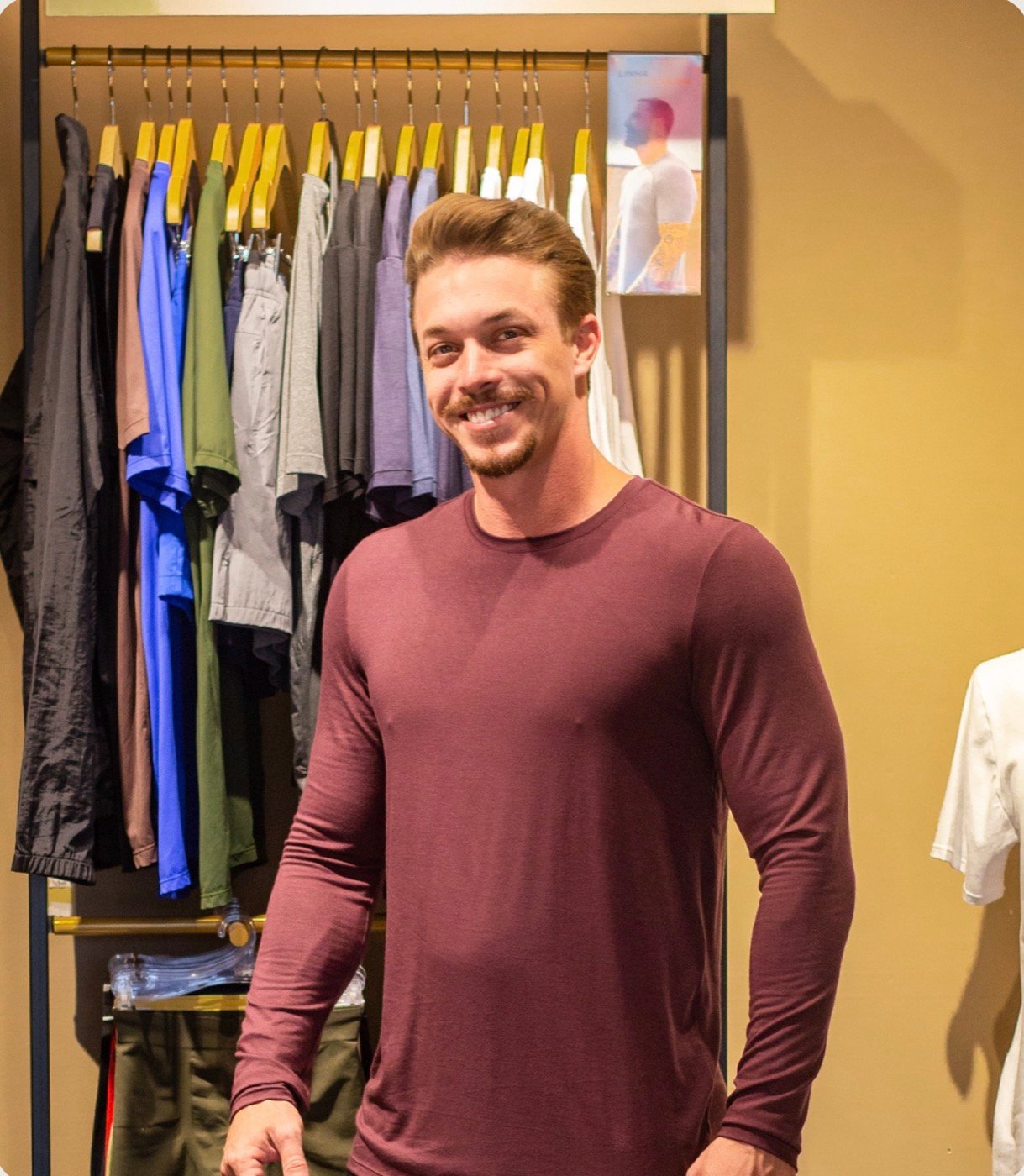 Felipe Fávaro em loja de roupas