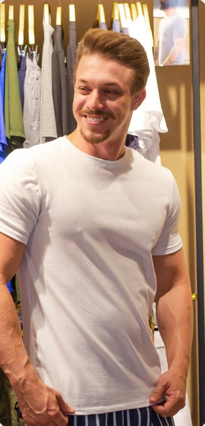 Felipe Fávaro provando camiseta