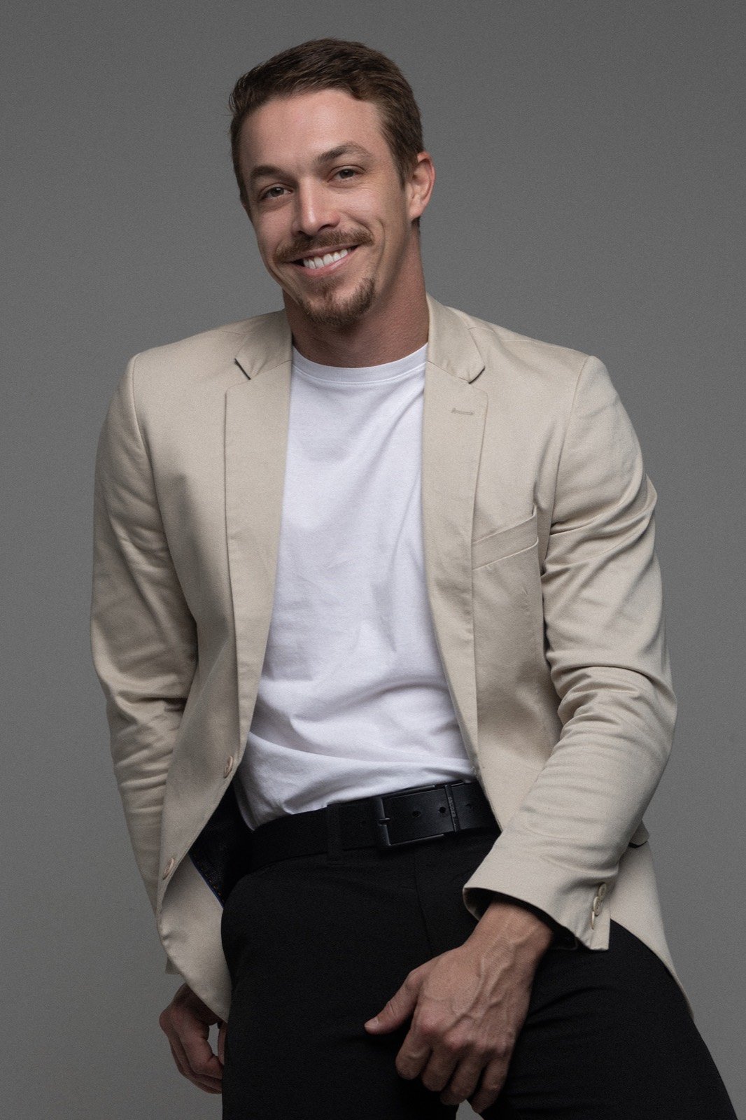 Felipe Fávaro sentado, sorrindo